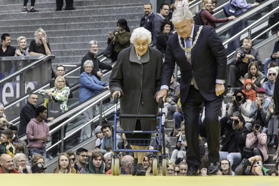 844949 Afbeelding van een oudere vrouw met een rollator, begeleid door burgemeester Jan van Zanen, deelnemers aan 'What ...